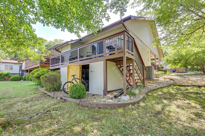 Bella Vista Home w / Deck + Trails: on Golf Course!