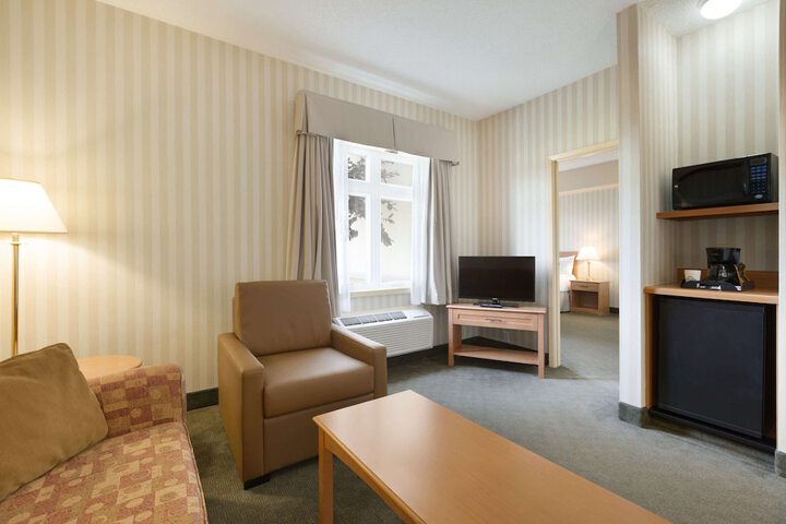 Room 7 of 28