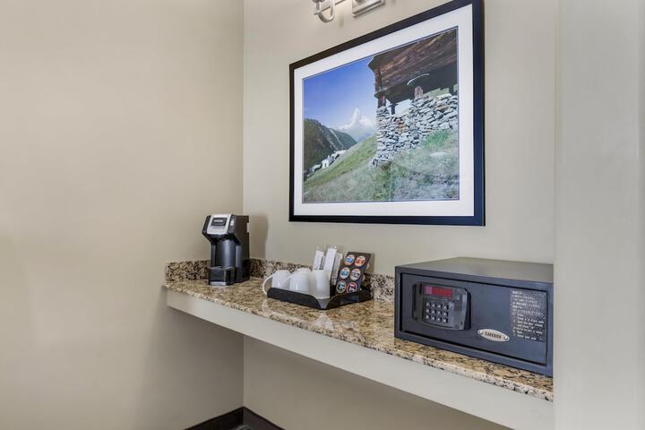 Best Western Plus Swiss Chalet Hotel & Suites