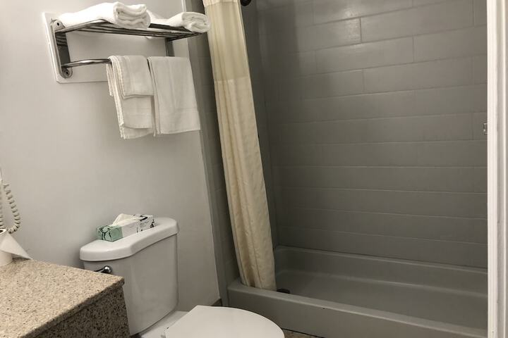 Chisholms Motor Inn