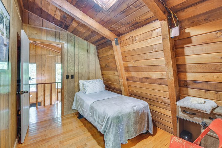 Pet-friendly Lavonia Cabin Walk to Lake Hartwell!