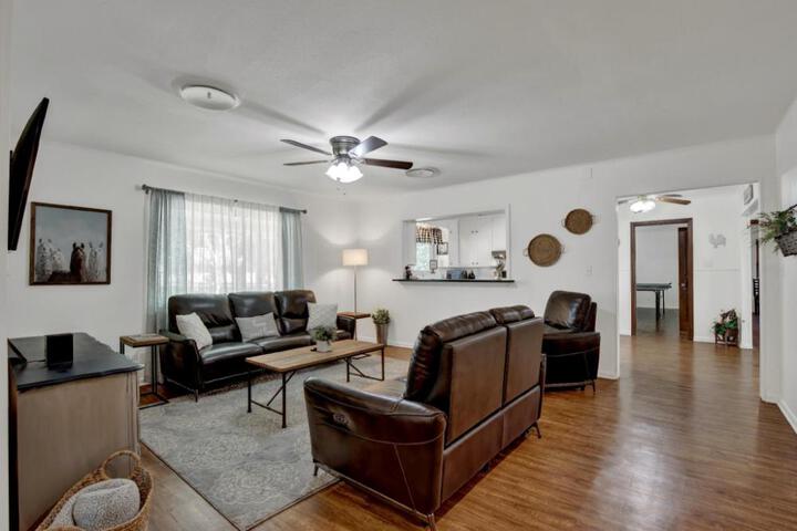 Spacious Home - Fire Pit BBQ and Outdoor Seating!