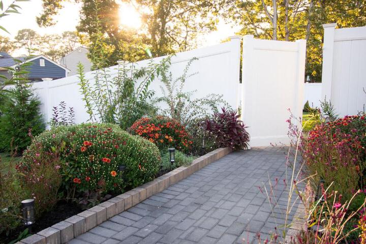 Exceptional & Central Garden Suite, Top Amenities & Care!