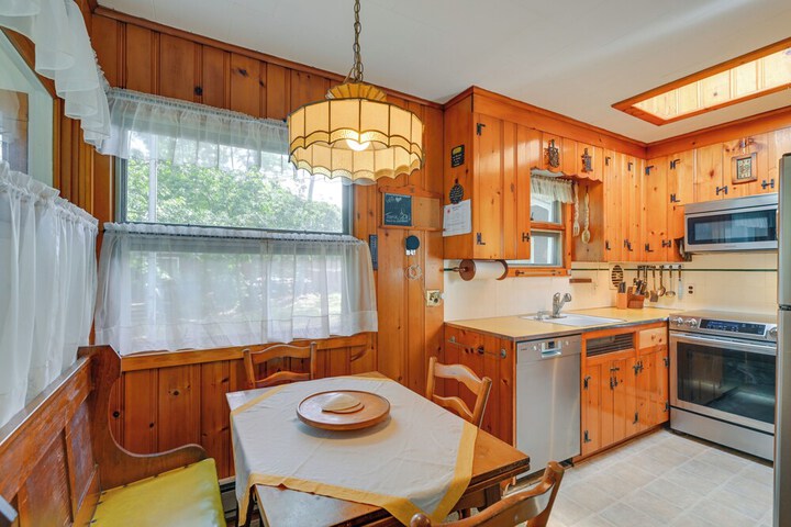 Walk to Beach: Long Island Wine Country Home!