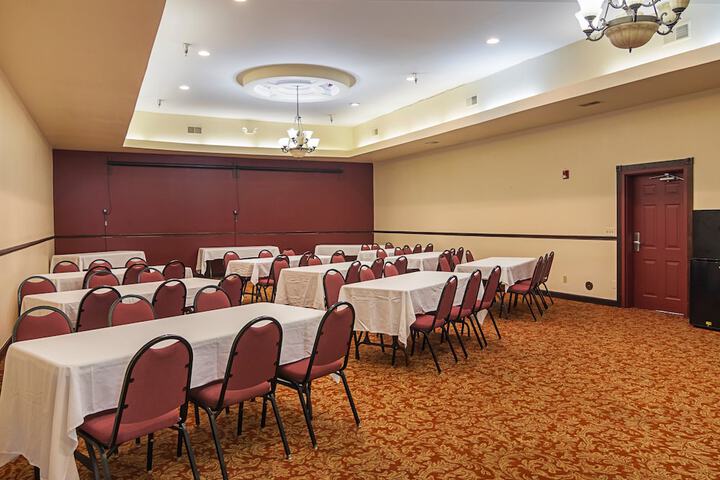 Red Roof Inn & Suites Lake Orion / Auburn Hills