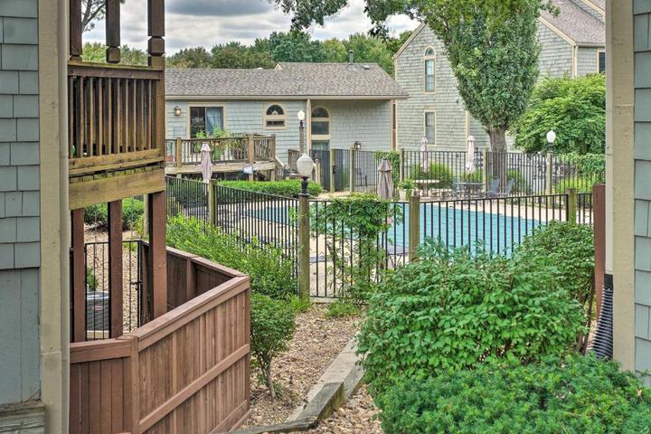 Shawnee Condo 10 Mi to Downtown Kansas City!
