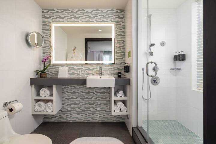 Room 53 of 108