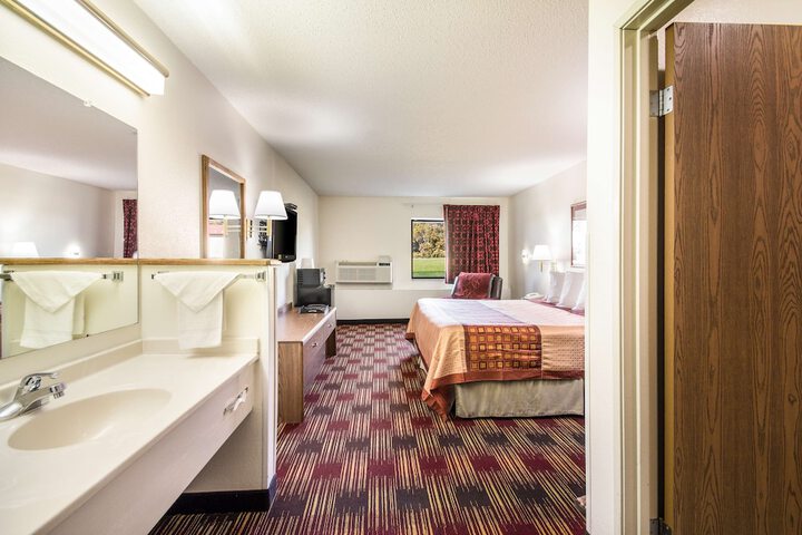 Americas Best Value Inn & Suites Harrisonville