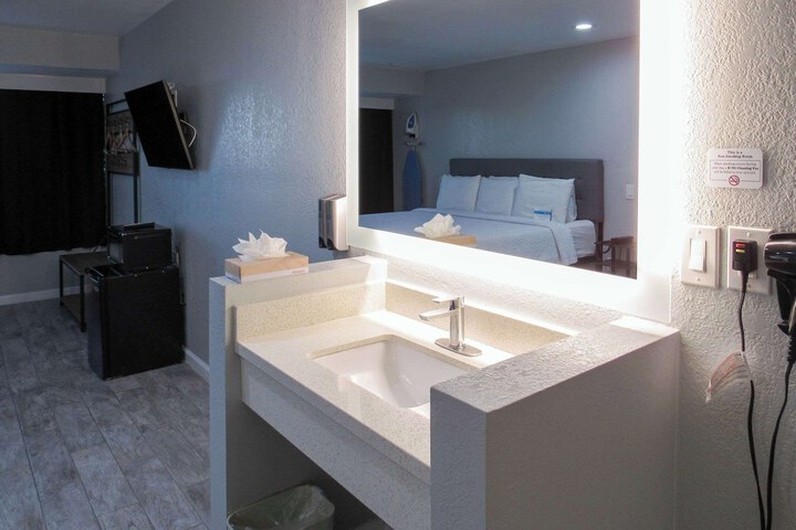 Room 50 of 61