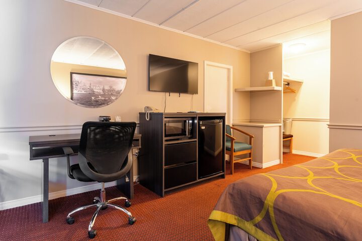 Super 8 by Wyndham Gananoque / Country Squire Resort
