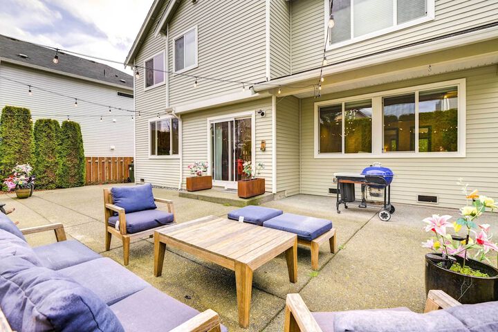 Spacious Kent Home Near Seatac Airport w / Patio