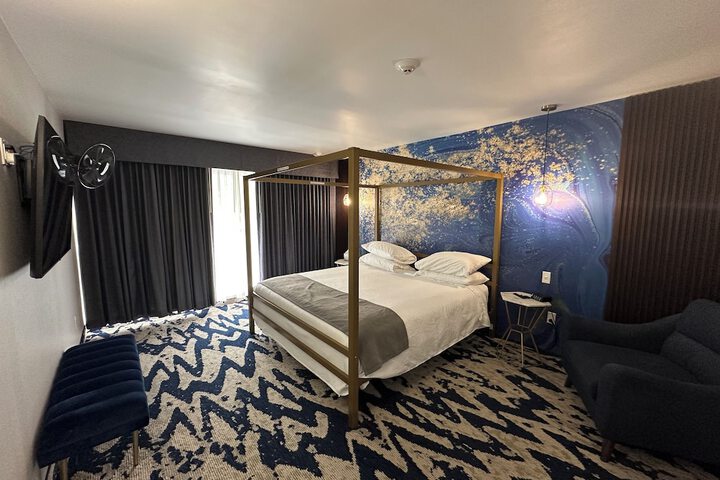 Lighthouse Inn & Suites