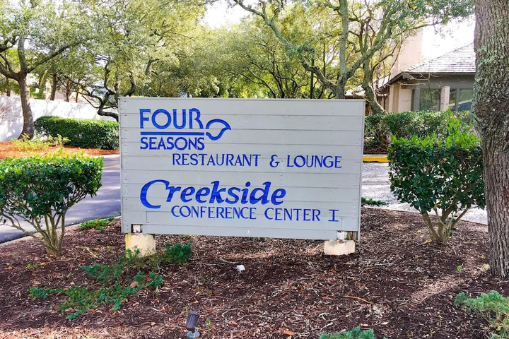 New Listing! Top-floor - Pool Walk To Beach 2 Bedroom Condo