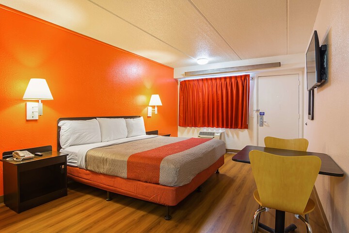 Room 10 of 30