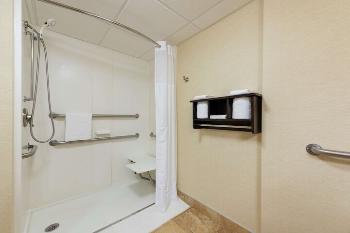 Hampton Inn & Suites Cleveland-Airport / Middleburg Heights