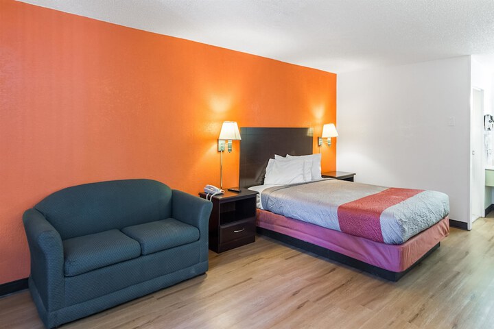 Room 8 of 28