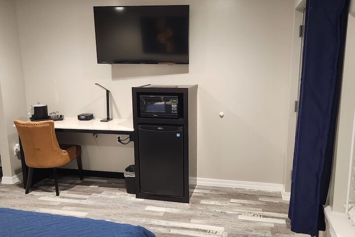 Room 7 of 12