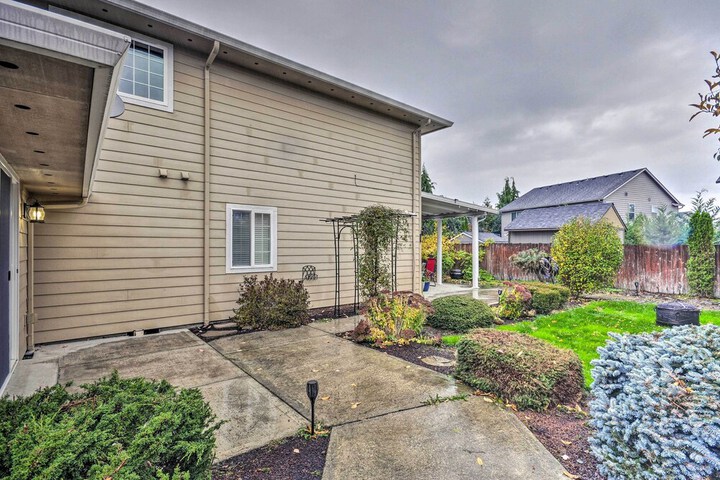 Chic Battle Ground Apartment 18 Mi to Vancouver!