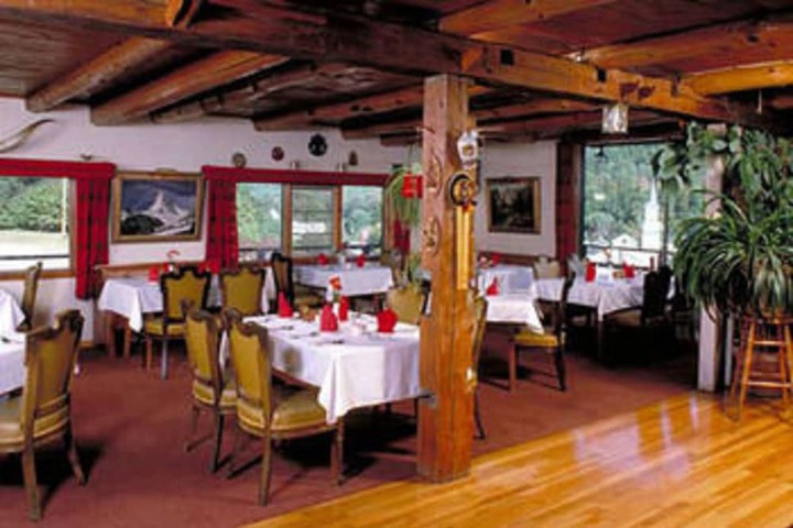 Dining 17 of 19