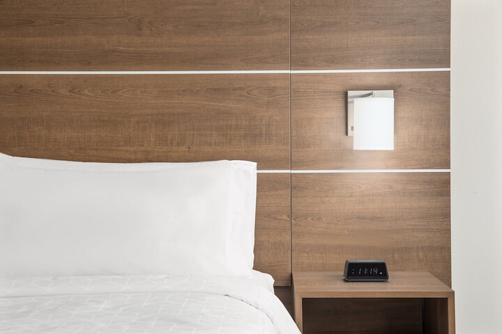 Room 13 of 33
