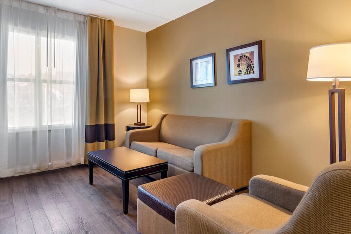 Comfort Inn & Suites near Six Flags