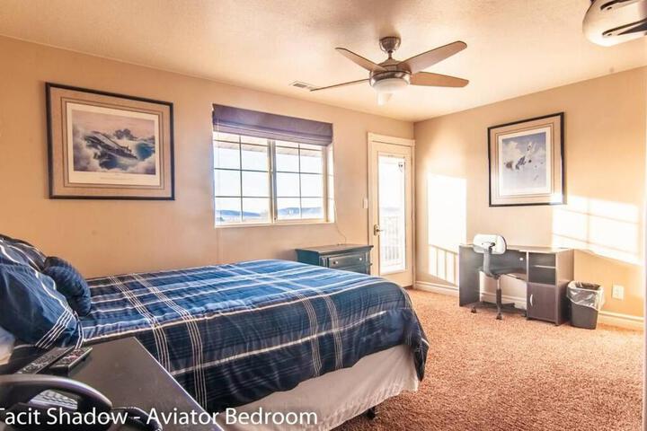 Tacit Shadow Resort Aviator Queen Suite Gym, Coffee Bar, Hot-Tub, Free Laundry, Food Available