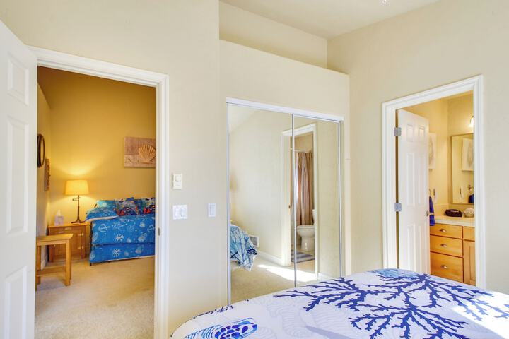 Quiet Waterfront Escape w / Hot Tub & Beach Access!