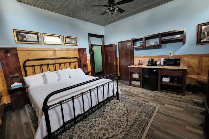 Historic Iron Horse Inn