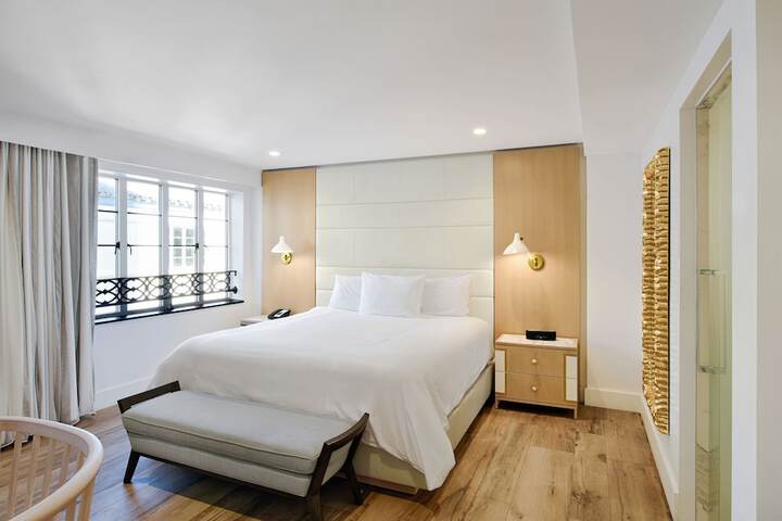 Room 11 of 32