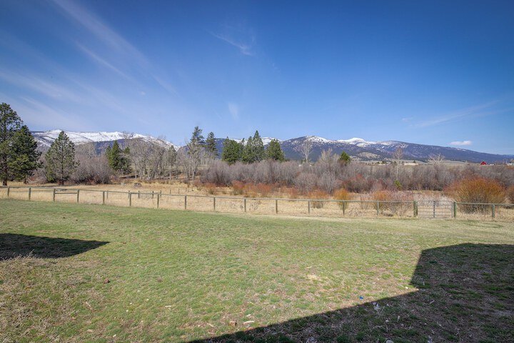 Pet-friendly Victor Home w / Fire Pit & Large Yard!