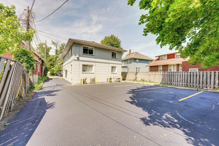 Top-floor Wyandotte Apt Near Detroit Riverfront!