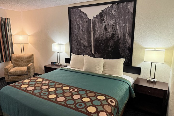 Super 8 by Wyndham Selma / Fresno Area
