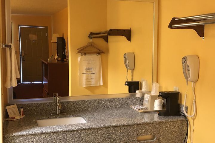 Room 25 of 42