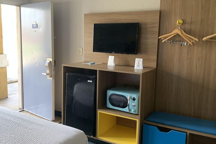 Room 27 of 65