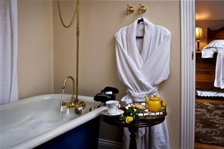 White Oak Manor Bed & Breakfast