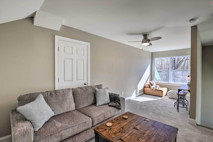Charming Retreat w / Mtn Views: Walkable Location!