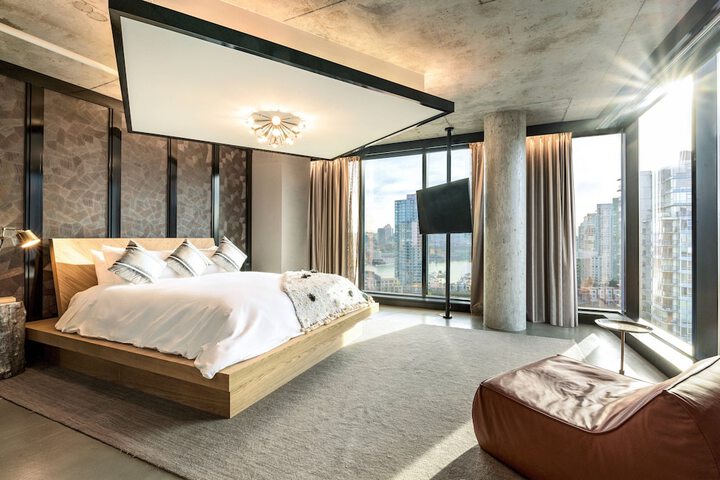 Room 28 of 102