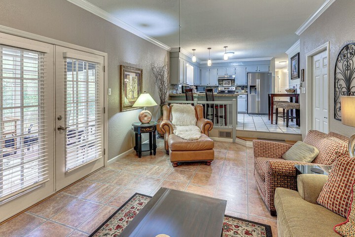 Sunroom & Yard: Charming Hot Springs Home!