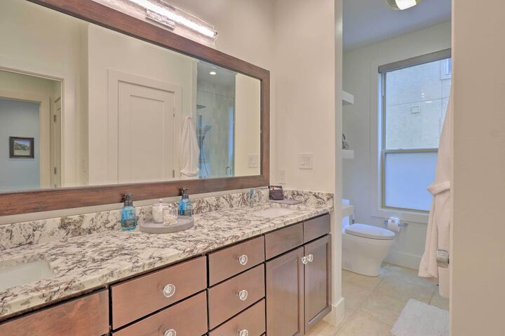 Lake LBJ Condo w / Balcony & Shared Boat Docks
