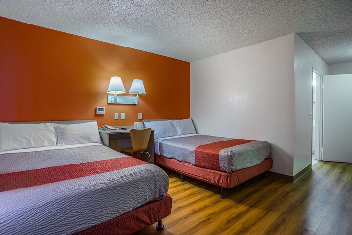 Room 32 of 34
