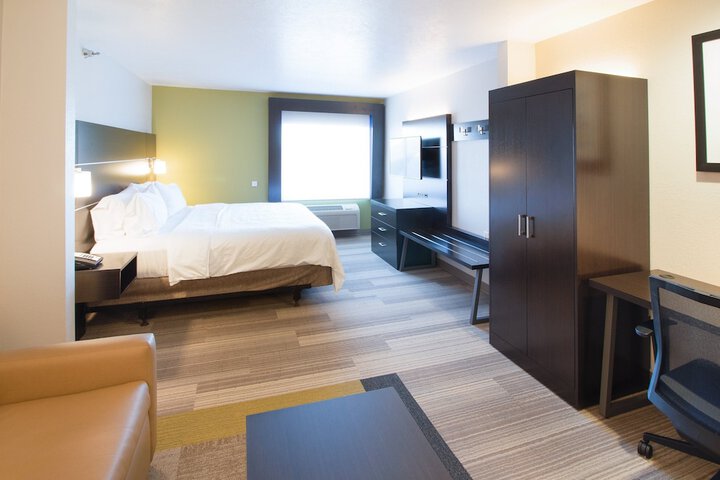 Holiday Inn Express & Suites Worthington by IHG