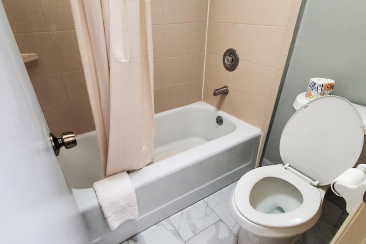 Room 12 of 25