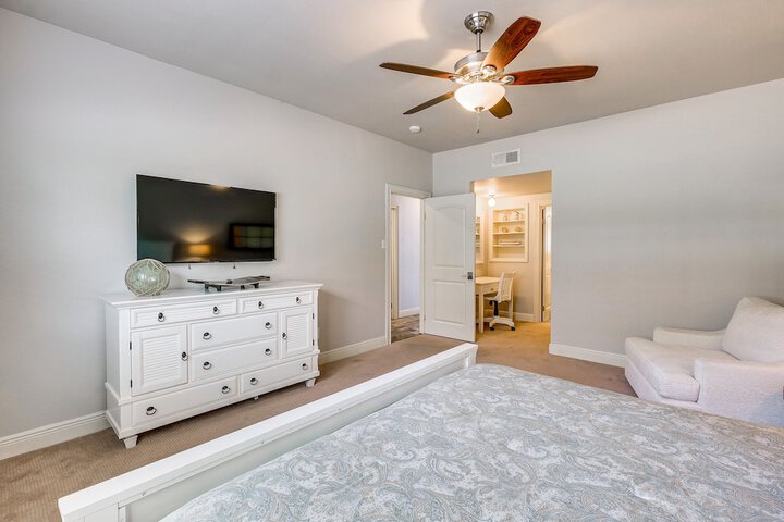 Beautiful Waterfront Condo on Lake Conroe w / Dock