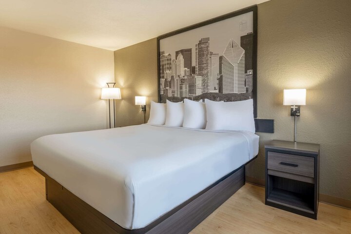 Super 8 by Wyndham Clinton