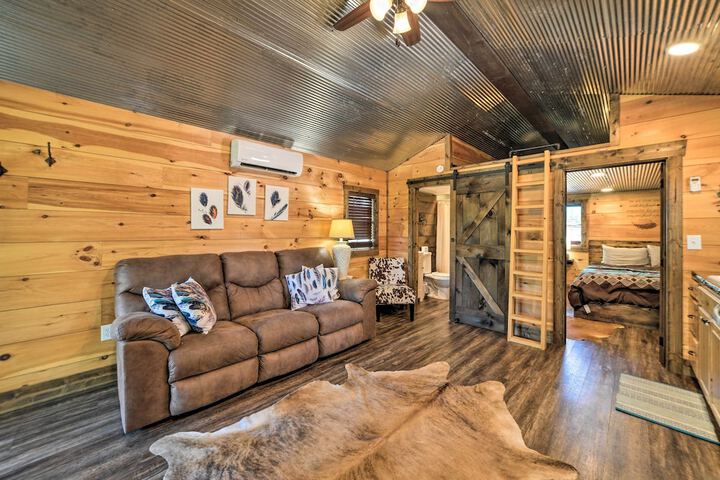 Rustic Dog-friendly Cabin w / Deck & Fire Pit!