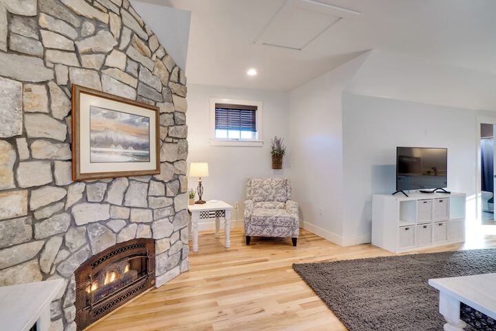 2 Mi to Town: Castle Rock Retreat w / Fireplace!