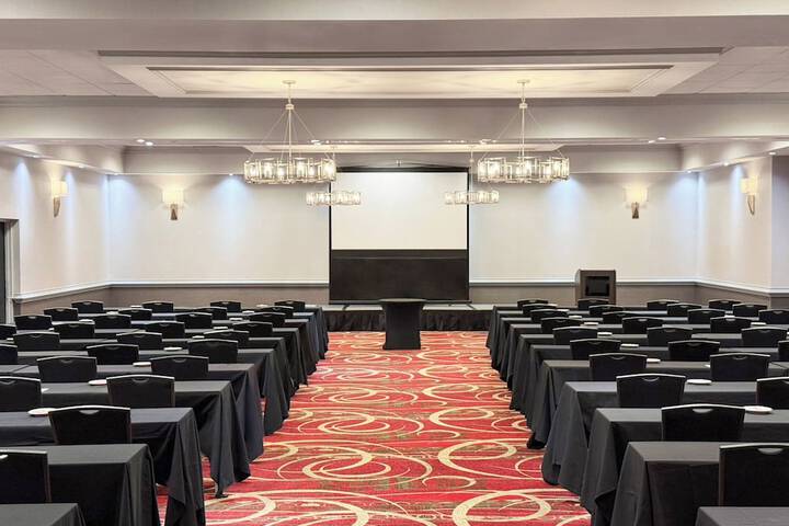 Crowne Plaza Newark Airport by IHG