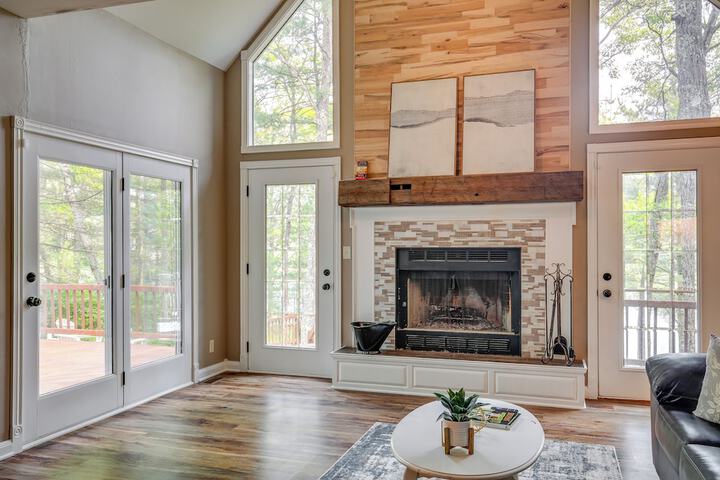 Lakefront Minocqua Getaway: Dock Game Room!