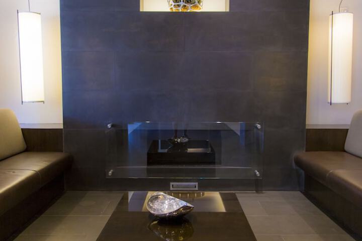 Lounge 34 of 48