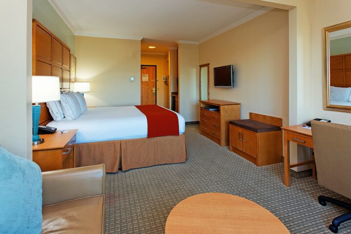 Holiday Inn Express & Suites Santa Clara-Silicon Valley by IHG